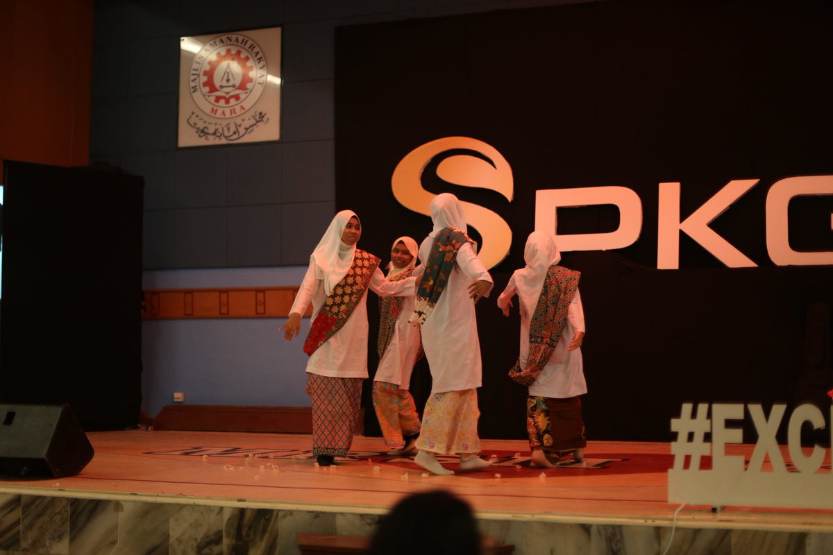 spkg2022's tweet photo. #throwback Malam 24 sept 2022. Malam talent show dari adik2 MRSM Kuantan. Havoc btul mlm tu dgn pembukaan dari FSG. FSG ni band otai Kuatagh yg mmg disegani oleh Ansara. Then persembahan adik2. Power btul. Task mengikut tema sanggar warisan dibawa baik oleh adik2. Tahniah!! https://t.co/GkI5JiAmzy