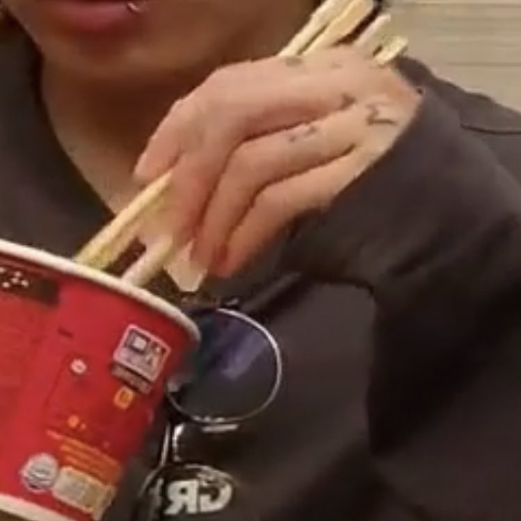 mubai__jk's tweet photo. คนเรามันจะกินรามยอมด้วยตะเกียบ 4 อันไปทำไมวะ ขอร้องงงง 555555555555555555 https://t.co/xcrVuoUNLR