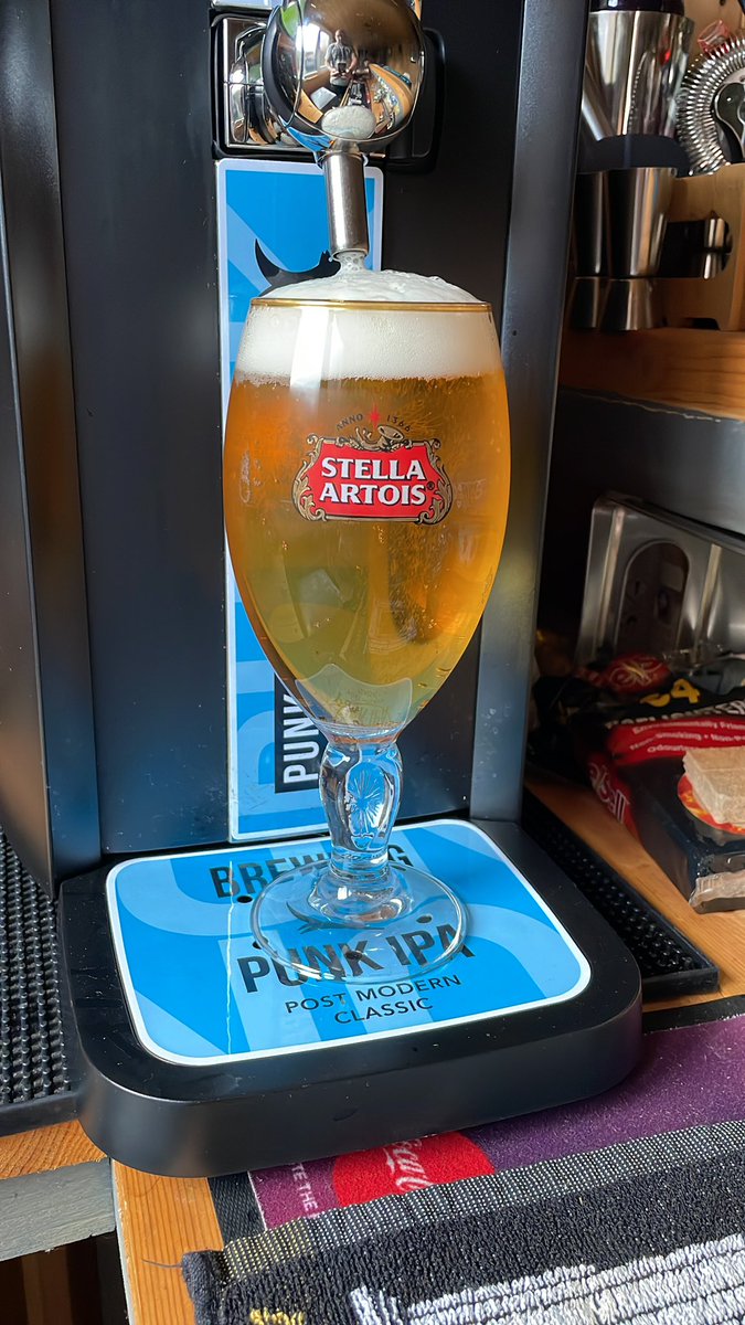 blades68's tweet photo. @TheBeerHawk enjoying a cracking pint of Lowenbrau Oktoberfest waiting for City to bang 5 in 😂 #LIVMCI #itspourtime #perfectdraught https://t.co/N6tSQ1LU7v