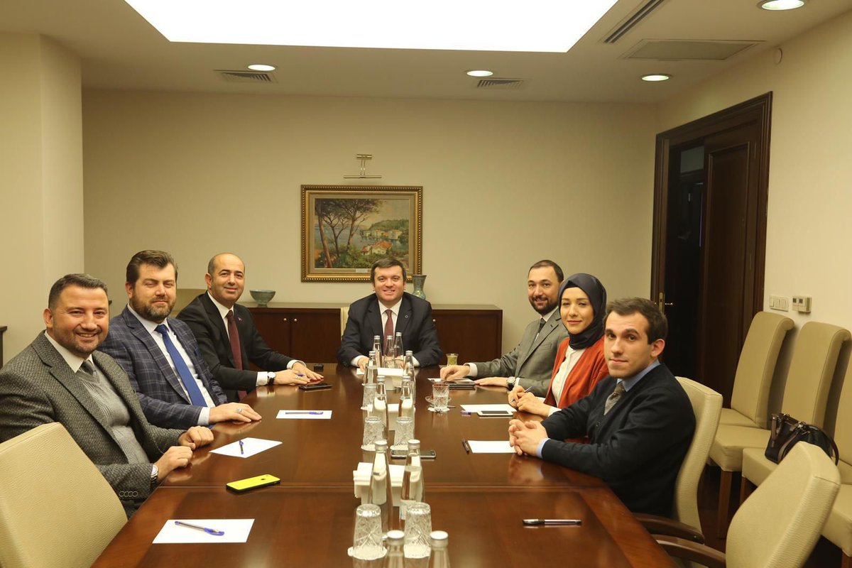 Bizlerden hiçbir konuda desteğini esirgemeyen Dışişleri Bakan yardımcımız Sn <a href="/yavuzselimkiran/">Yavuz Selim KIRAN</a> ‘a yeni görevinde başarılar dileriz. <a href="/dbbdernegi/">Dünya Beşten Büyüktür Derneği</a> ailesi olarak verdikleri destekten dolayı kendisine müteşekkiriz.
Yeni görevinde muvaffakiyetler diliyoruz.