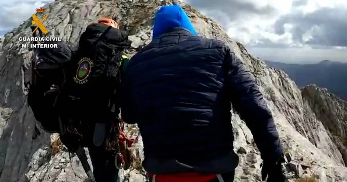 "Esta es la historia de un tipo de 46 años que el pasado domingo terminó llorando, de rodillas y agarrando una roca a 2.400 metros de altura, rodeado de precipicios"

abc.es/espana/rescate…