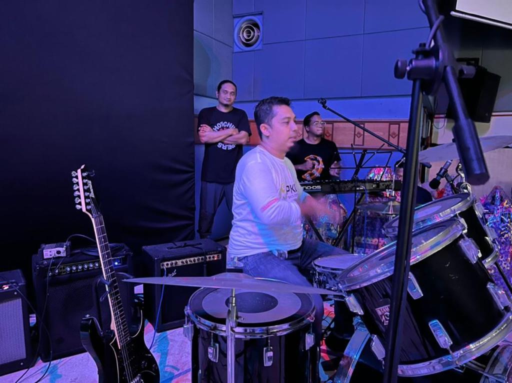 spkg2022's tweet photo. #throwback masih lagi di malam talent show sanggar warisan. Hurmm.. persembahan penutup dari Kuatagh band Haroo. Yang ni mmg havoc. Smpai tercetus sedikit kontroversi la 😂. Alhamdulillah masih terkawal dan malam talent show ini di akhiri dgn majlis pemberian hadiah kpd pemenang. https://t.co/SUQGAISzFt