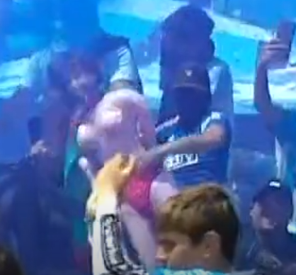Birrrrat's tweet photo. Hay una muñeca inflable en la hinchada de Cerro, vestida de rampla, para recordarle al mundo q ser mujer es denigrante.
Pensar q hay mujeres de Cerro en esa misma tribuna y un monton de gente que no esta de acuerdo, pero el sentido de manada te hace no decir nada, no hacer nada. https://t.co/uMf4Lp9N3A