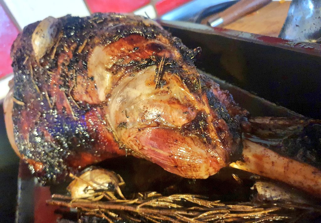 CuisineOpti's tweet photo. On a aussi lancé un gigot d'agneau 

Huile olive thym romarin miel beurre ail sel poivre 
20 min à 240 
Puis 1h à 180 
Il fait 2kg 5 https://t.co/R7G2QdwlgV