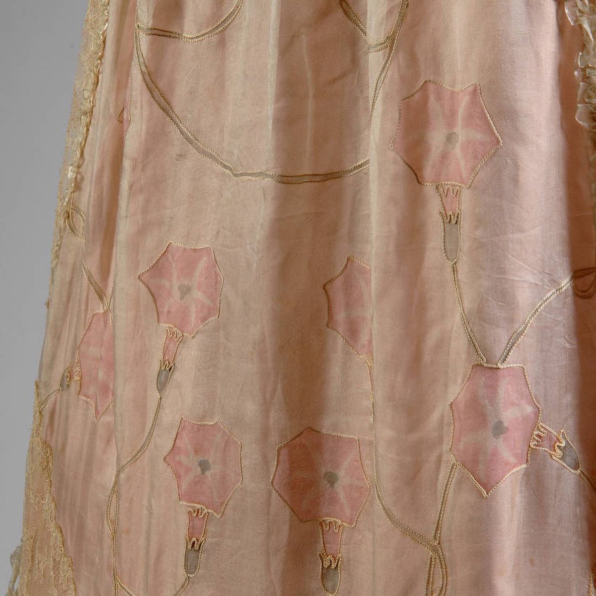 kateStrasdin's tweet photo. A #teagown always seems a suitable garment to mark the transition between the end of one week and the start of the next. This early #1900s example is a rustle of #lace and pin tucked silk, the trailing #convolvulus flower entwining the skirt @ChicagoMuseum #fashionhistory https://t.co/Igxs4oLDM2