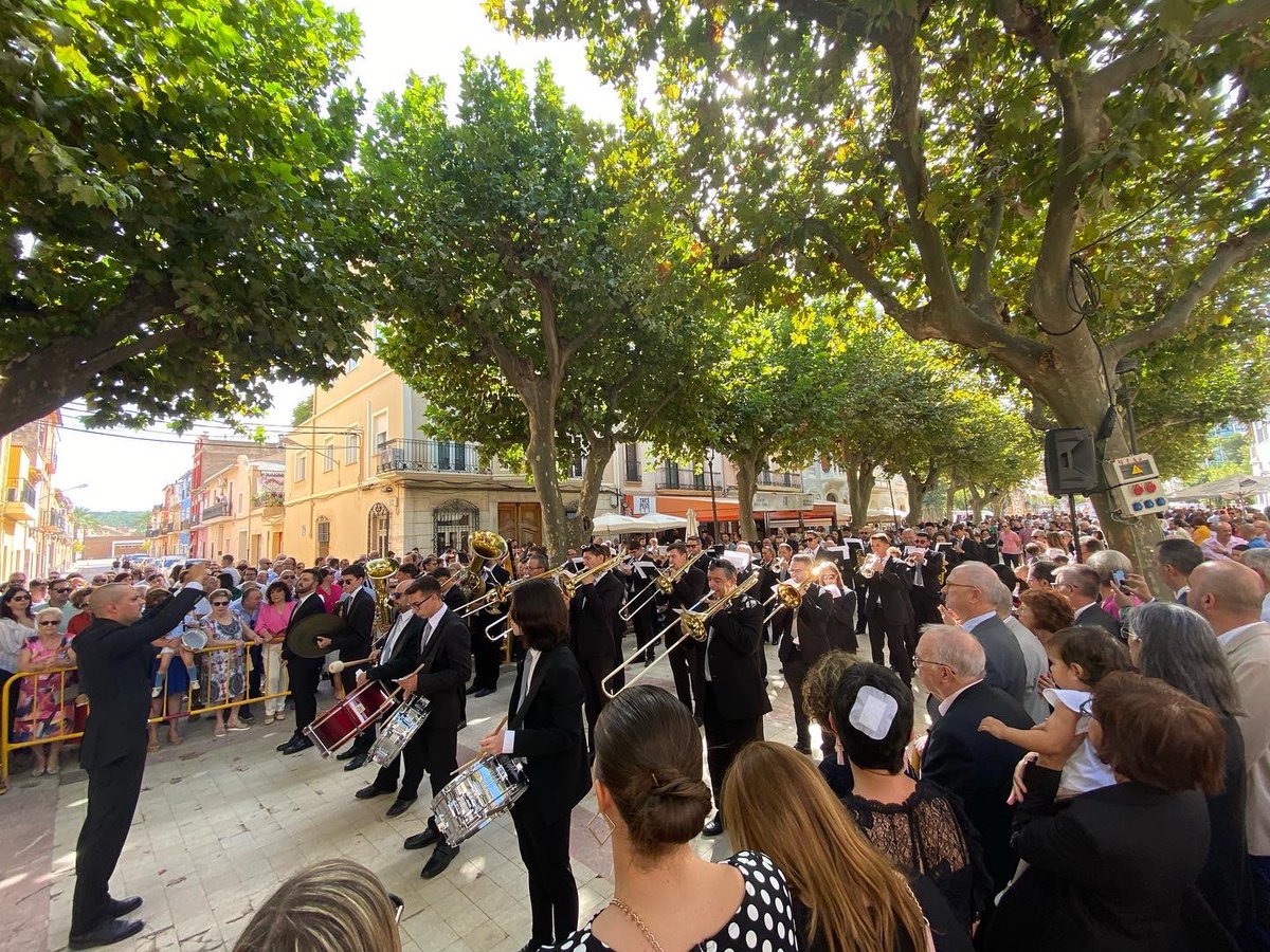 sara_diert's tweet photo. Este matí hem pogut gaudir, com cada 16 d’octubre la tradicional festa del pasodoble al nostra gran passeig.

En ella hem pogut gaudir les interpretacions de la Banda Juvenil i la Simfònica de la Lira i Casino Carcaixentí, i la Murga de les Barraques. https://t.co/K9JErfhULo