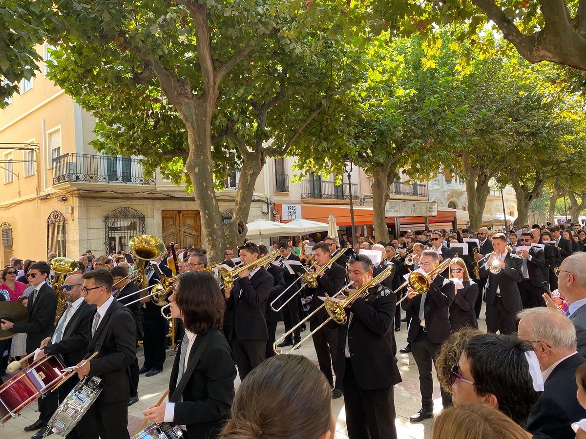 sara_diert's tweet photo. Este matí hem pogut gaudir, com cada 16 d’octubre la tradicional festa del pasodoble al nostra gran passeig.

En ella hem pogut gaudir les interpretacions de la Banda Juvenil i la Simfònica de la Lira i Casino Carcaixentí, i la Murga de les Barraques. https://t.co/K9JErfhULo