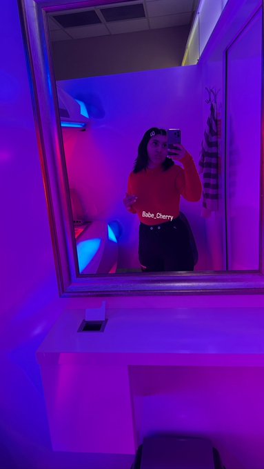 Buna 🤗 pe acest cont voi posta poze normale si mai multe lucruri din viata mea de zi cu zi , pentru partea