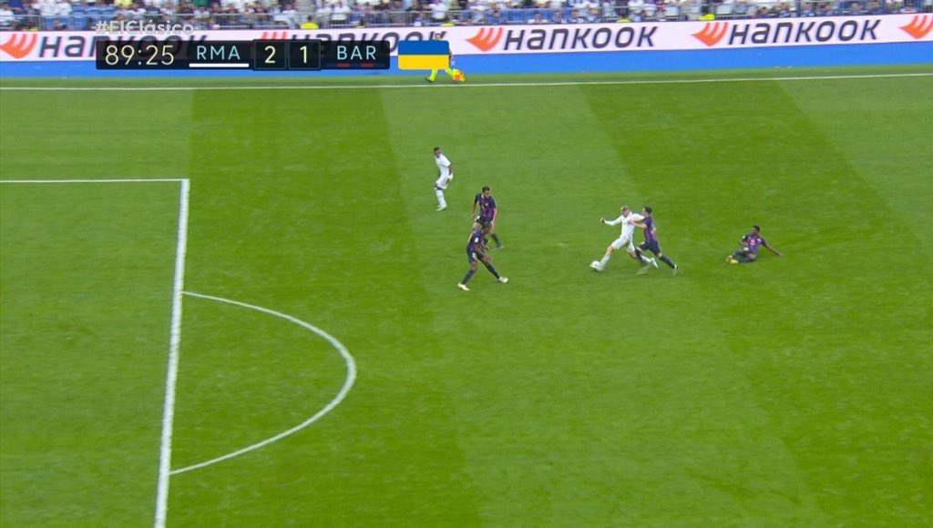 amayazamora's tweet photo. El Var 🤣
El árbitro 🥴
El fútbol en España 🥱
#ElClasico en tres imágenes https://t.co/H9VtVlKPwI