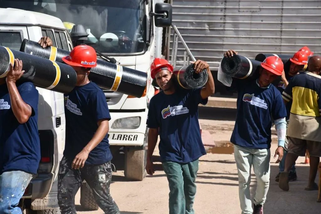 DGRPA1's tweet photo. #16DeOct El Gobierno Bolivariano 🇻🇪del Pdte. @NicolasMaduro cumple con Las Tejerías a través de las #Bricomiles en la dotación de insumos para rehabilitar la infraestructura escolar.

@_LaAvanzadora 
@vicent_carvajal 
@Soykarinacarpio 
@ZE_Aragua 

Esequibo https://t.co/zZ4MnTehFo