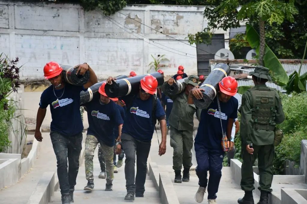 DGRPA1's tweet photo. #16DeOct El Gobierno Bolivariano 🇻🇪del Pdte. @NicolasMaduro cumple con Las Tejerías a través de las #Bricomiles en la dotación de insumos para rehabilitar la infraestructura escolar.

@_LaAvanzadora 
@vicent_carvajal 
@Soykarinacarpio 
@ZE_Aragua 

Esequibo https://t.co/zZ4MnTehFo