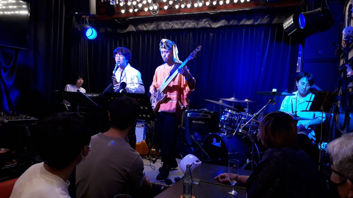 Hirumawooten1's tweet photo. 比留間カルテット終了しました。めちゃめちゃ沢山のお客さんに来て頂き、夢の２階席を開放をすることが出来ました。ありがとうございました！嬉しいです https://t.co/Uvtxcnu2IC