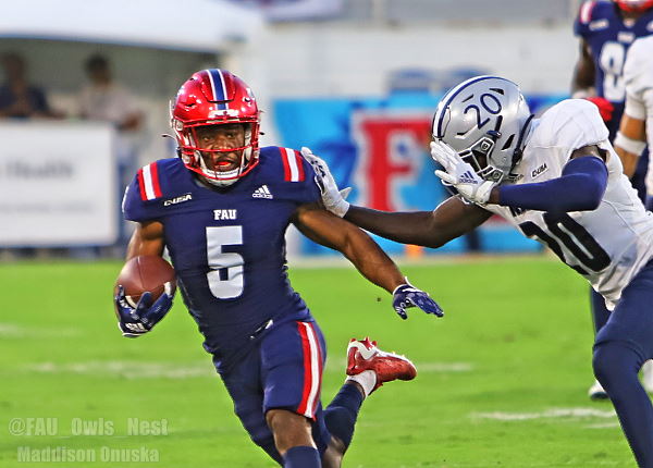 Some 🔥 📸 via <a href="/OnuskaMaddie/">Maddie Onuska</a> from last night's Battle of the Owls the ➡️ #FAU Way 🌴🏟️🏈 <a href="/JamiePettway42/">P🕷️</a> <a href="/nick_weber63/">Nick Weber</a> @ko_live5 <a href="/amariwansley3/">Amari Wansley🎒</a> <a href="/_jdf1/">💔</a> #GoOwls 🦉