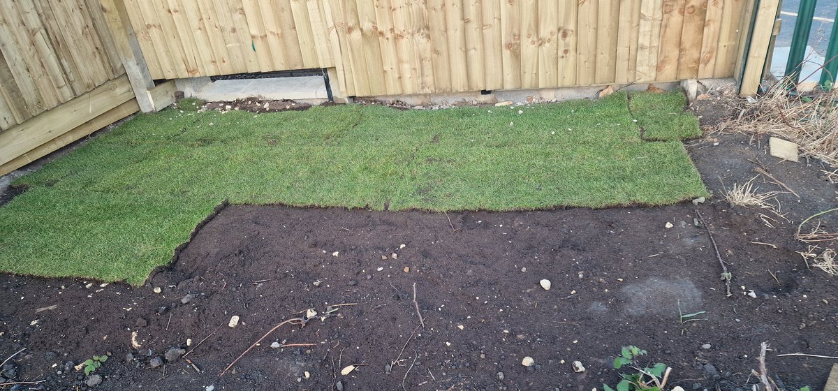 RayBurton66's tweet photo. @DIYSOS This is how you left the garden and fence. More lovely pictures to follow https://t.co/a9uDXGBxYr