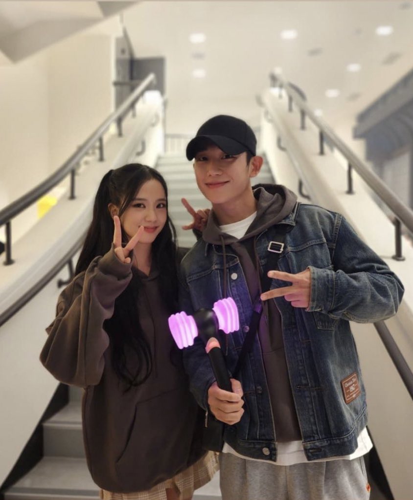 Onlyhc_'s tweet photo. 1987 Sooho: "I feel like she would be a world star in her next life..."

He failed to forsee himself holding a lightstick at her concert 🤭 https://t.co/WPIR0RYfrG