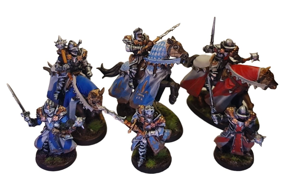 Ich habe 3 Bretonische Ritter für #Mordheim bemalt. Die Minis sind von titanforge Miniatures kombiniert mit ein paar Bits.
Bei der Bemalung war ich experimentierfreudig, aber ich bin nicht ganz zufrieden.