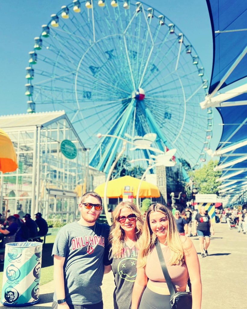 WPowers1111's tweet photo. Fried Food & Family Fun.
Do the things even when you're tired and life is difficult.
Time flies by, but some traditions create memories that last a lifetime.
#senoir2023 #seniorsunday #StateFairofTX #texasstar #traditionsmatter https://t.co/TyP56aREwa