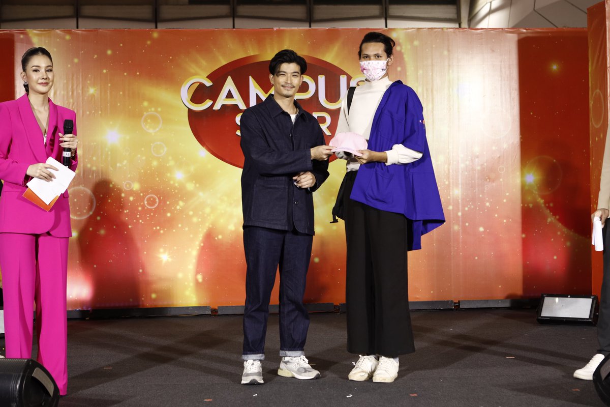 CampusStar's tweet photo. นอกจากมินิคอนเสิร์ตของหนุ่ม #ตูมตามยุทธนา แล้ว ยังมีการจับรางวัลมอบของขวัญให้กับแฟนคลับผู้โชคดีอีกด้วย ขอแสดงความยินดีกับแฟนๆ ที่ได้ของขวัญมา ณ ที่นี้ด้วยนะคะ

#CampusStar2022 #โอกาสของคนกล้าฝัน #CentralPattana #CentralKhonkaen #MONO29 #E29 #ฮานามิ https://t.co/3v2OGFuO60