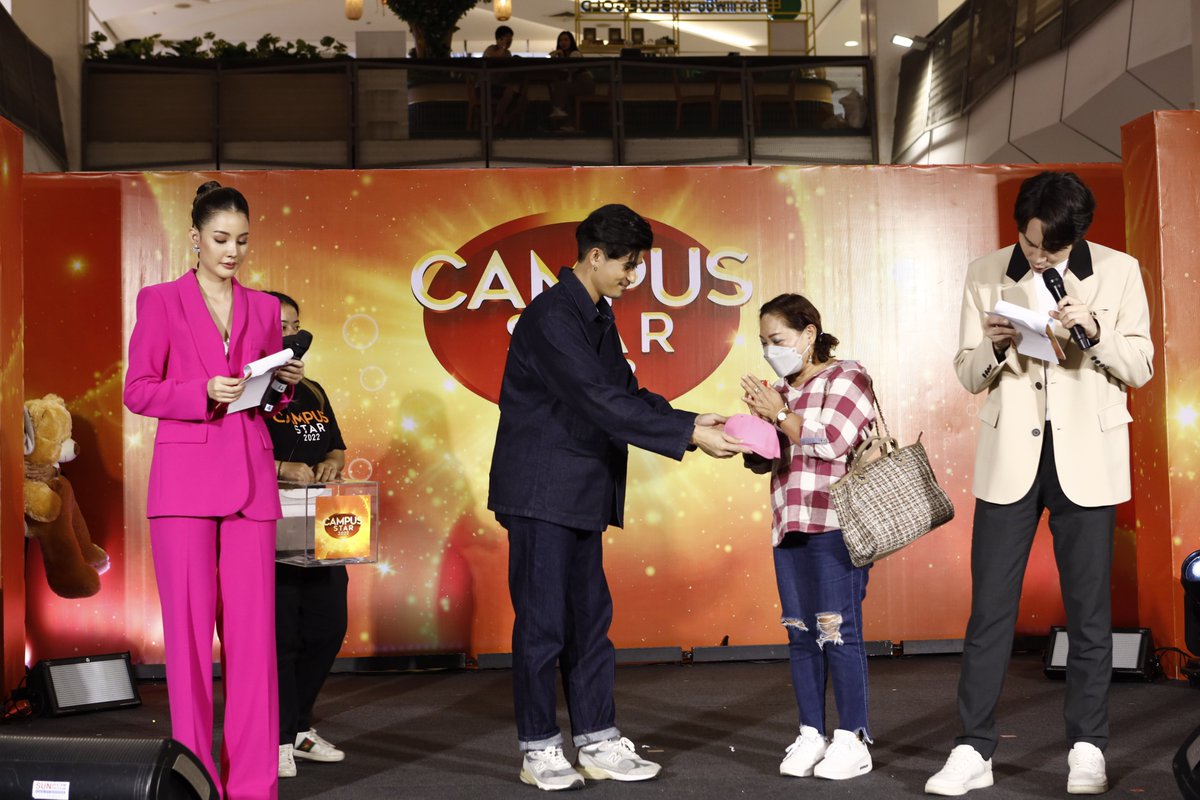 CampusStar's tweet photo. นอกจากมินิคอนเสิร์ตของหนุ่ม #ตูมตามยุทธนา แล้ว ยังมีการจับรางวัลมอบของขวัญให้กับแฟนคลับผู้โชคดีอีกด้วย ขอแสดงความยินดีกับแฟนๆ ที่ได้ของขวัญมา ณ ที่นี้ด้วยนะคะ

#CampusStar2022 #โอกาสของคนกล้าฝัน #CentralPattana #CentralKhonkaen #MONO29 #E29 #ฮานามิ https://t.co/3v2OGFuO60