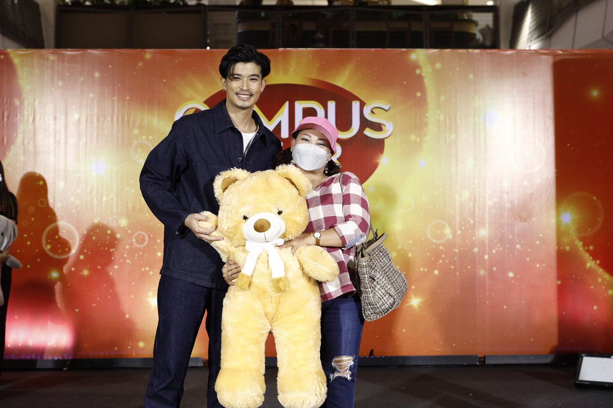 CampusStar's tweet photo. นอกจากมินิคอนเสิร์ตของหนุ่ม #ตูมตามยุทธนา แล้ว ยังมีการจับรางวัลมอบของขวัญให้กับแฟนคลับผู้โชคดีอีกด้วย ขอแสดงความยินดีกับแฟนๆ ที่ได้ของขวัญมา ณ ที่นี้ด้วยนะคะ

#CampusStar2022 #โอกาสของคนกล้าฝัน #CentralPattana #CentralKhonkaen #MONO29 #E29 #ฮานามิ https://t.co/3v2OGFuO60