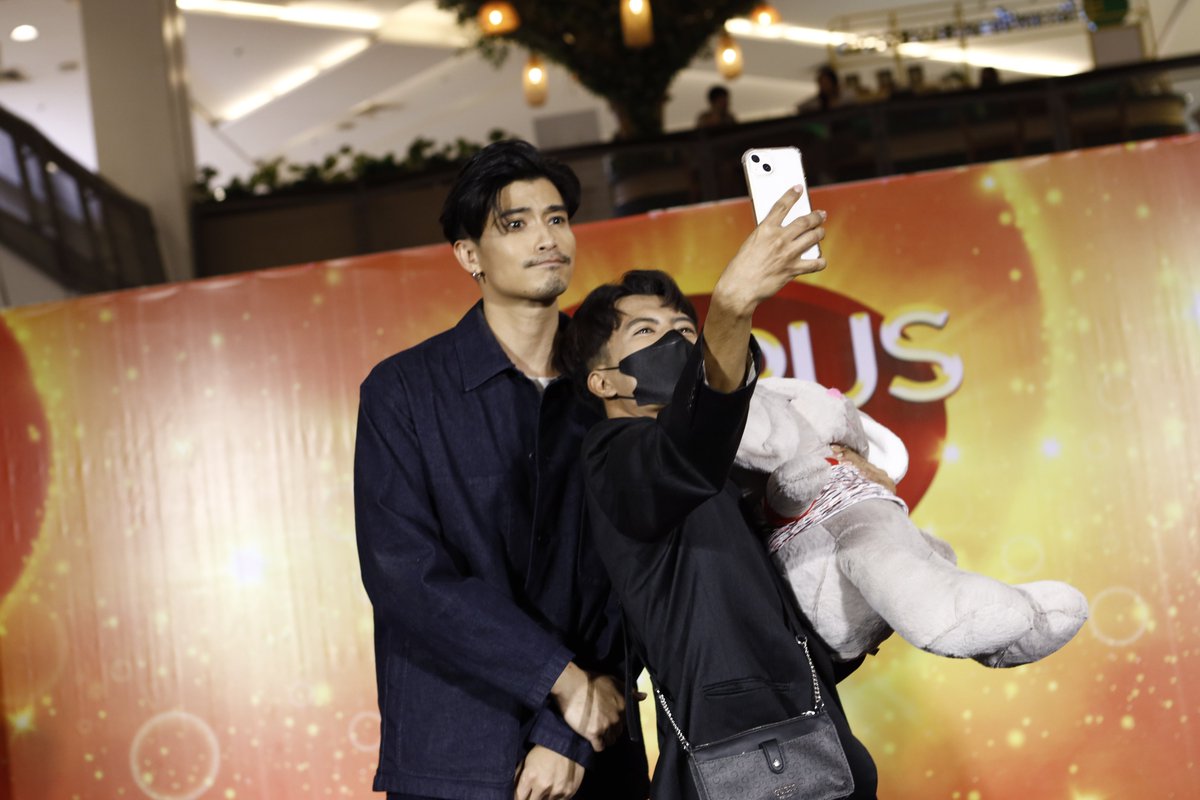 CampusStar's tweet photo. นอกจากมินิคอนเสิร์ตของหนุ่ม #ตูมตามยุทธนา แล้ว ยังมีการจับรางวัลมอบของขวัญให้กับแฟนคลับผู้โชคดีอีกด้วย ขอแสดงความยินดีกับแฟนๆ ที่ได้ของขวัญมา ณ ที่นี้ด้วยนะคะ

#CampusStar2022 #โอกาสของคนกล้าฝัน #CentralPattana #CentralKhonkaen #MONO29 #E29 #ฮานามิ https://t.co/3v2OGFuO60