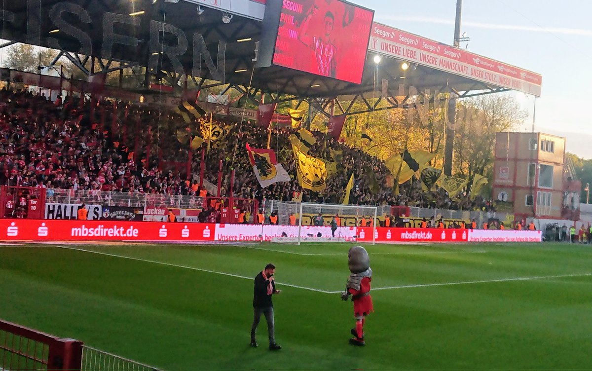 brandwacheaf's tweet photo. Oldschool intro. Geile Athmo. Echter Fussball. Eine Halbzeit zum jubeln, schreien, weinen vor Glück. #FCUbvb #FCUnion https://t.co/D4Ec1aeTmV