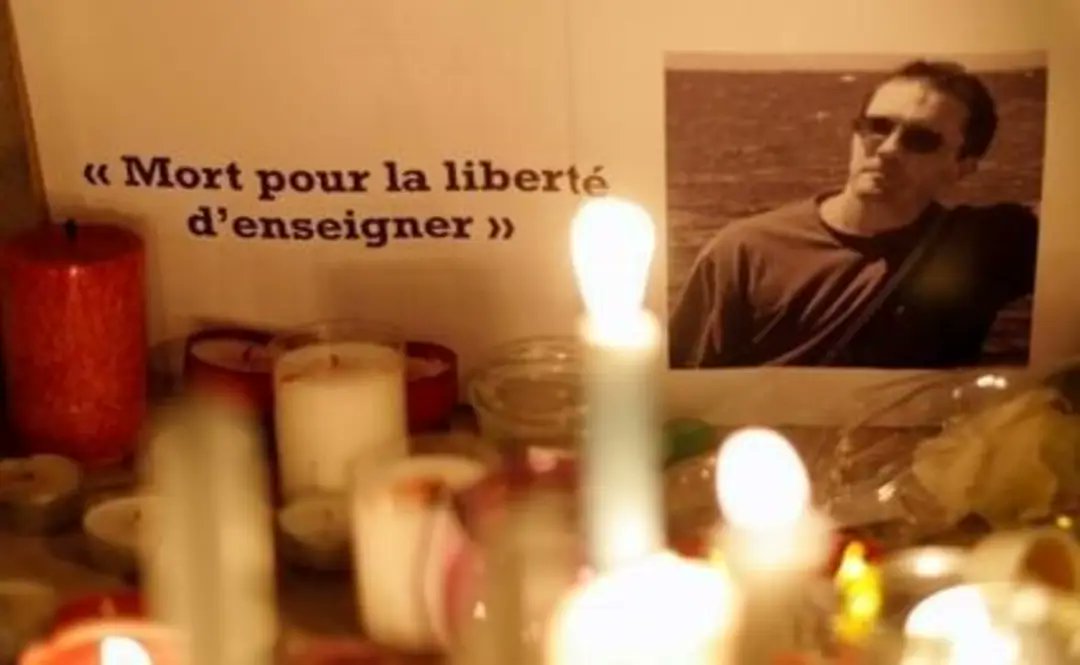 valevals9's tweet photo. "Samuel apprenait à ses élèves à se confronter à ce qui peut déplaire, tout en les laissant exprimer leur désaccord. Il a opposé le langage à la violence. Enseigner, c’est expliquer et non se taire".
Mickaelle Paty, discours en hommage à son frère. 
#NoublionsJamais ✨ https://t.co/20VBxlUMJg