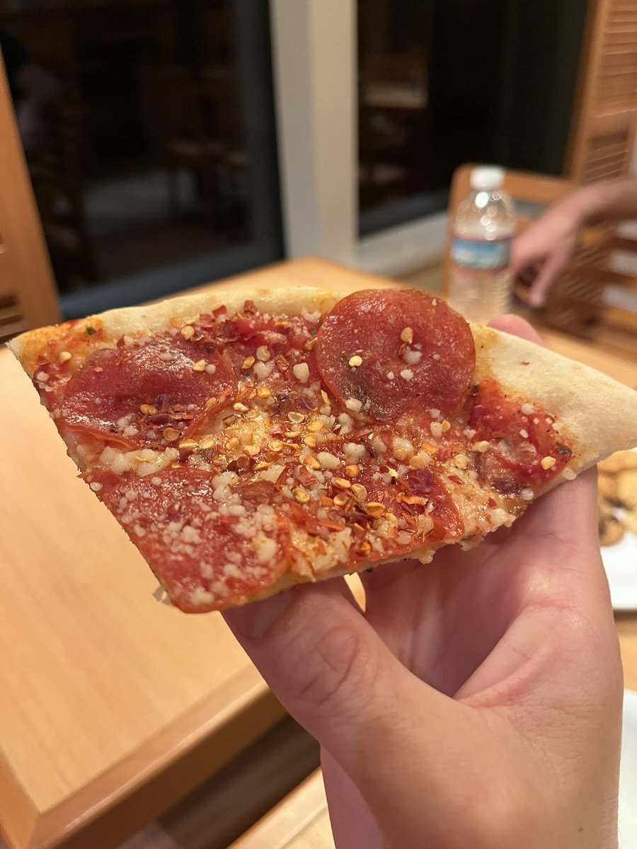 Has late-night pizza ever saved your life? While I may have gone overboard on the red pepper flakes, Pizzeria del Capitano came to the rescue here on the Carnival Horizon!

#drinkspackage #cruisefood #PizzeriadelCapitano #pizza