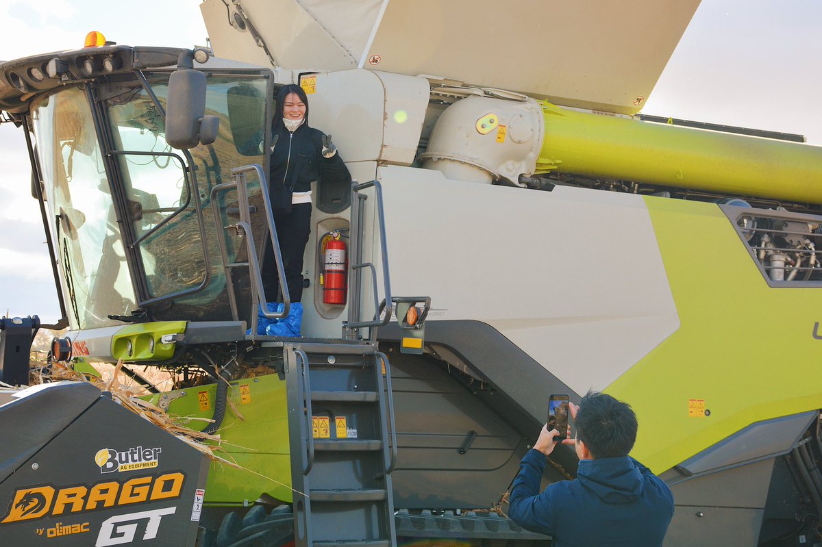 ndcorn's tweet photo. This morning, @ndcorn Board Member Justin Quandt hosted a trade delegation from Japan at his family farm in Oakes. He shared how technology plays important role in producing a high quality crop, before the team got a ride in the combine to get a closer look at harvest.
#exex22 https://t.co/x0jXlGmth9