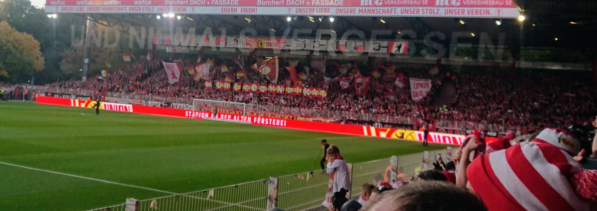 brandwacheaf's tweet photo. Oldschool intro. Geile Athmo. Echter Fussball. Eine Halbzeit zum jubeln, schreien, weinen vor Glück. #FCUbvb #FCUnion https://t.co/D4Ec1aeTmV