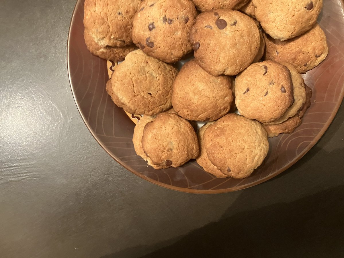 DimensionFlo's tweet photo. 🍪 Petit moment gourmand du dimanche avec ma recette favorite de cookies, toujours aussi délicieux 😋 à la farine de petit épeautre pour un max de plaisir et un minimum de gluten.

https://t.co/oWdQstD6ex
#glutenfree #cookies  #recette https://t.co/ngJJZNnoW1