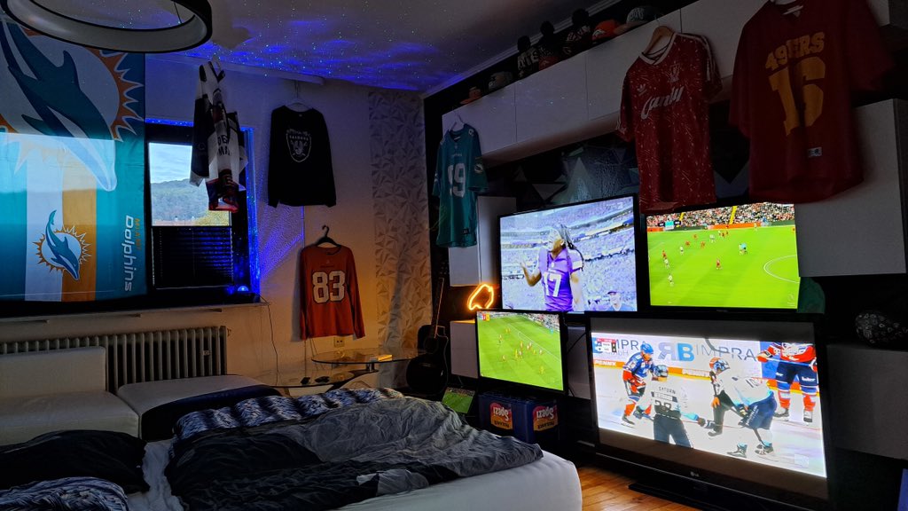 BastianmarcMarc's tweet photo. Super-Sonntag! #ranNFL #Bundesliga #DEL #PremiereLeague @ransport @Icke41 🏈⚽️🏒 https://t.co/funvjZSVsR