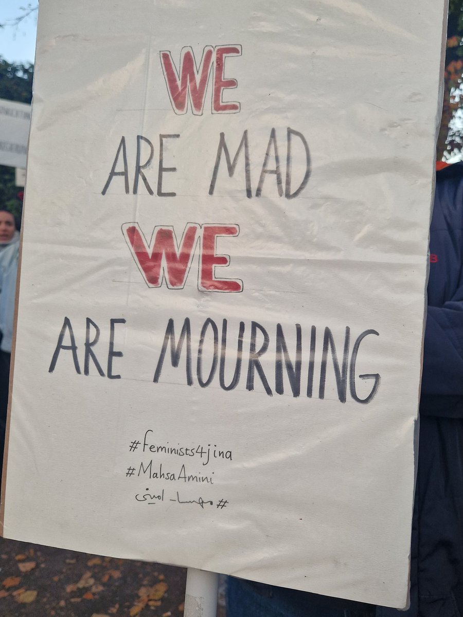 Demo vor der iranischen Botschaft Berlin. Wir sind betroffen und nachdenklich zurückgekommen. Wir werden uns einsetzen, dass die Rufe nach Internationaler Solidarität nicht ungehört bleiben. Wir haben sie gehört. Wir haben die Wut gesehen. Und die Trauer. #IranProtests2022 #Evin