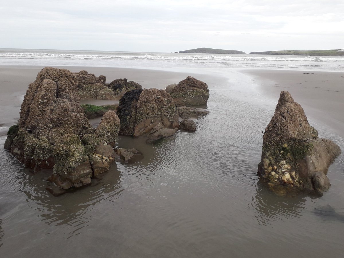 Ynys Aberteifi o Poppit.  Pen Dinas a Phen Strwmbwl o perci Granant prynhawn 'ma.