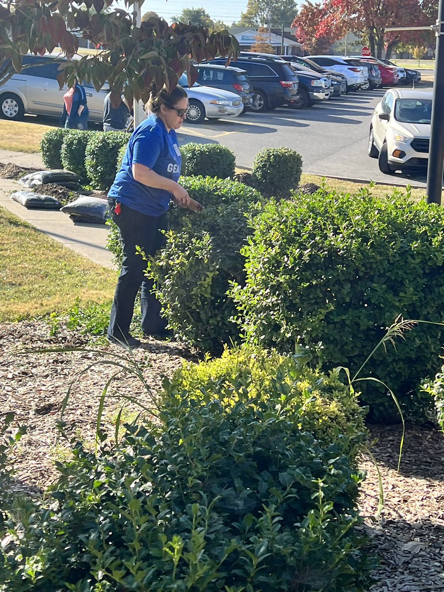 TraciMorrisHunt's tweet photo. Cannot let this weekend pass without a huge shout out to our friends @GEAppliancesCo who served our school, inside and outside, last Friday! Thank you all so much for your time and dedication! #KNOWMOORE #GEABlueWave https://t.co/2OTxjfl3xQ