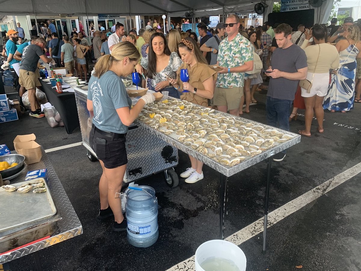 stephensoncase's tweet photo. What a #greattime! The #annual #OysterFestival at #COCONUTS is back! Did you see our #Mobile #BeverageStation?
🥥🌴🧉🍹🧃🥛🍸🥤🌴🥥
#Professional, #aluminum, #weatherresistant - improve your #hospitality  #increase your #foodandbeverage #sales.
📲https://t.co/dcsZk7RmaK📲 https://t.co/GFElnH7hOl