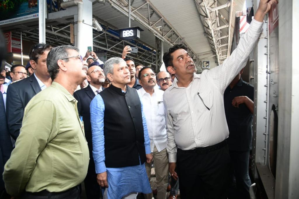 RailMinIndia's tweet photo. Hon’ble Minister of Railways Shri @AshwiniVaishnaw flagged off India’s first indigenous Aluminium Freight Rake (61 BOBRNALHSM1) from Bhubaneswar Railway Station in Odisha today, marking a significant step towards the fulfilment of Green Railways initiative. https://t.co/lg8MAmfS37