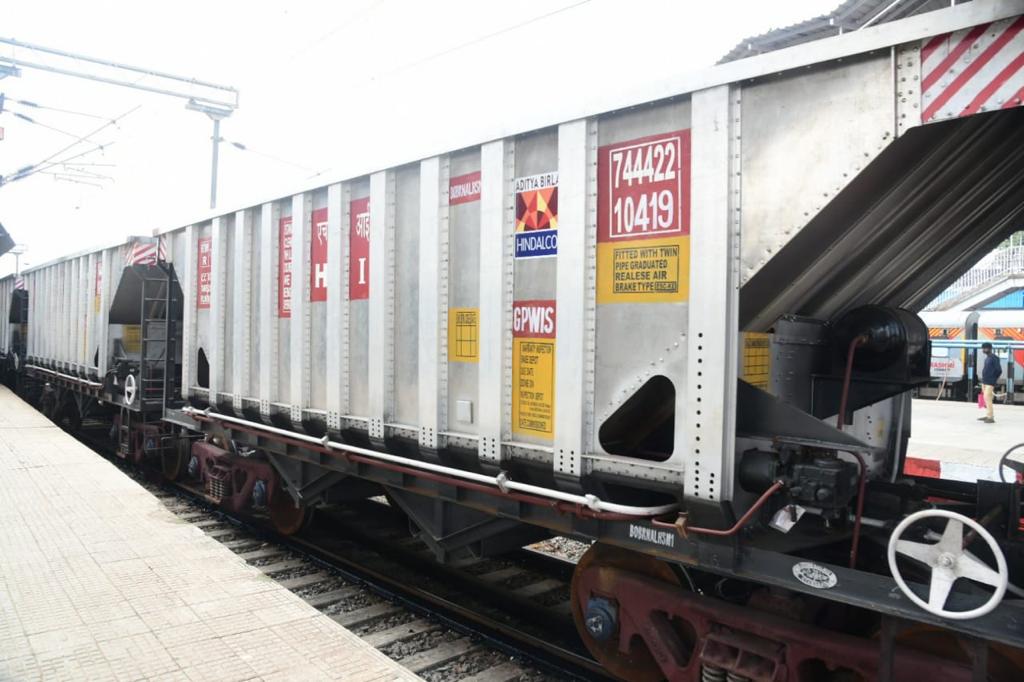 RailMinIndia's tweet photo. Hon’ble Minister of Railways Shri @AshwiniVaishnaw flagged off India’s first indigenous Aluminium Freight Rake (61 BOBRNALHSM1) from Bhubaneswar Railway Station in Odisha today, marking a significant step towards the fulfilment of Green Railways initiative. https://t.co/lg8MAmfS37