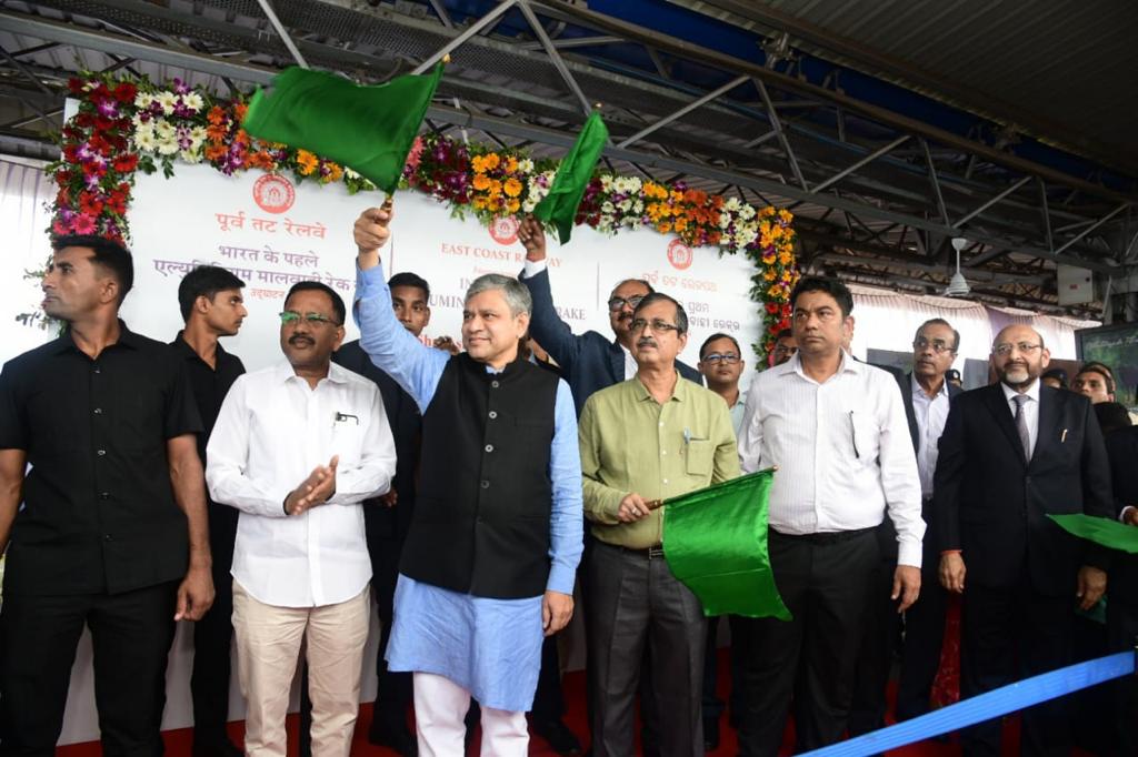 RailMinIndia's tweet photo. Hon’ble Minister of Railways Shri @AshwiniVaishnaw flagged off India’s first indigenous Aluminium Freight Rake (61 BOBRNALHSM1) from Bhubaneswar Railway Station in Odisha today, marking a significant step towards the fulfilment of Green Railways initiative. https://t.co/lg8MAmfS37