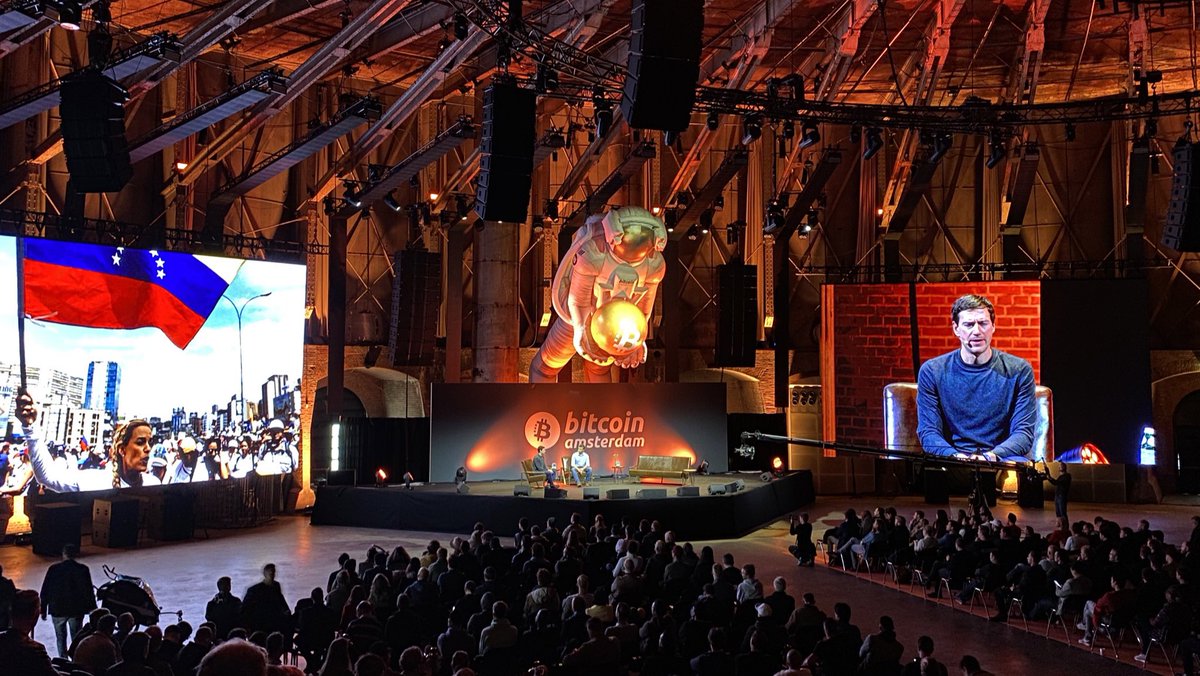 I discussed this shocking fact on stage this week in Amsterdam with <a href="/leopoldolopez/">Leopoldo López</a> 

Venezuela is now the world’s worst humanitarian crisis, causing *7.1 million* refugees

That’s more than Ukraine, Afghanistan, Syria, or Sudan

Tragic for a once rich and proud country 🇻🇪