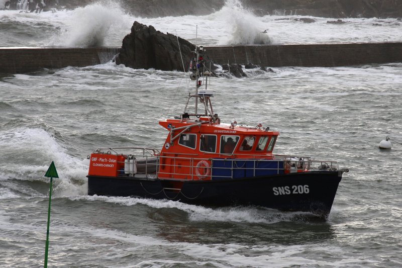 premar_ceclant's tweet photo. #Opération | 16.10, 16h40: Le #Cross Etel déploie 🚤🚤🚒🚒#Pompiers 29 et 56, 🚤🚤#SNSM 206 et 666, 🚁#Dragon56 pour assister 2 kites en difficulté à Guidel (56). Victimes indemnes à terre avec l'aide de témoins à 17h45. https://t.co/0xNwKK07cc