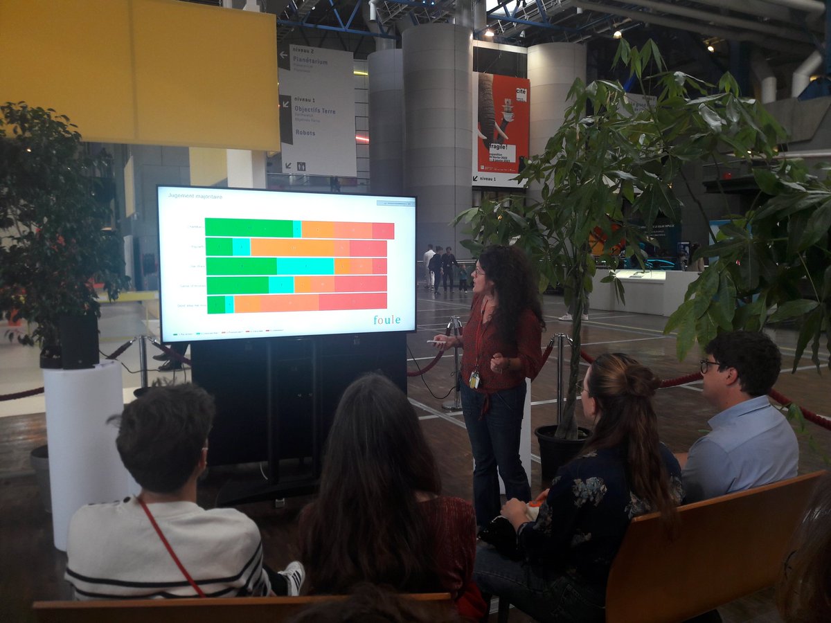 le #jugementmajoritaire était présenté aujourd'hui à l'expo Foules <a href="/citedessciences/">Cité des sciences et de l'industrie</a> comme instrument de décision collective. La prise de conscience des défauts de notre mode de scrutin actuel est un enjeu majeur d'éducation. vous aussi testez ce mode de scrutin avec <a href="/mieux_voter/">Mieux Voter</a>
