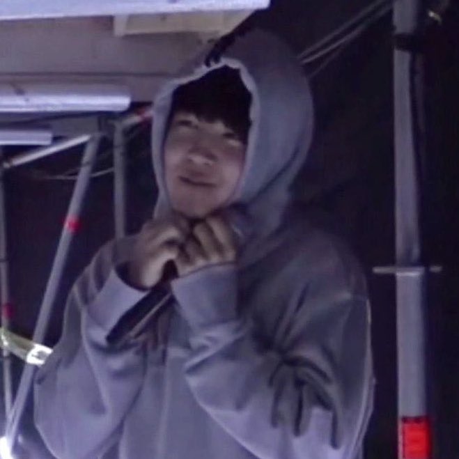 jjimvely's tweet photo. 지민 후드 모먼트 ㅋㅋㅋㅋㅋㅋㅋㅋㅋ 들튀해버려 https://t.co/PYjY8FSqUJ