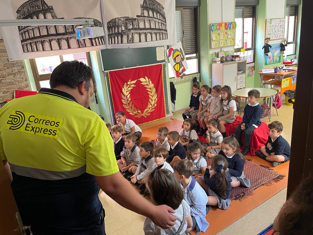 Santoangelbadaj's tweet photo. Preparados y motivados para aprender muchísimo sobre Roma . Nuestro proyecto en marcha !!! 🏛🏺👏👏 #proyectoschulos #santoangelbadajoz #angelesvisibles https://t.co/DFTDQD6Qid