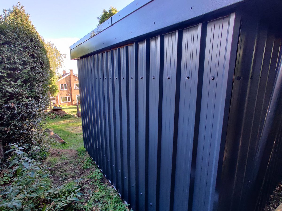 RC2014Towers's tweet photo. Today, though, I got the last of the metal cladding on. So that's 3 sides all done. And with the colour coded screw covers, you can't even see how its held on!

Frog friend approved. https://t.co/eptXaMzeDB