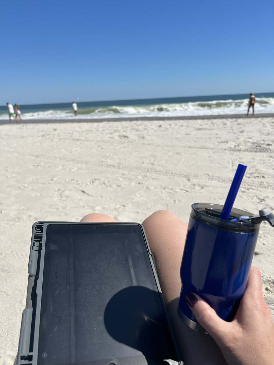 LoveLeadChange's tweet photo. Beach, beverages, and bell hooks. 💜💜💜 #fallbreak2022 https://t.co/jGzEvK5jwG