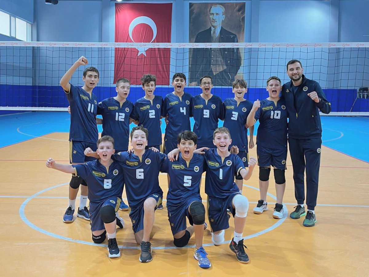 Midi Erkek B Takımımız, bugün Sancaktepe Spor Salonu’nda rakibi Mecidiyeköy Spor Kulübü’nü 3-0 mağlup etti. Tebrikler gençler! 👏