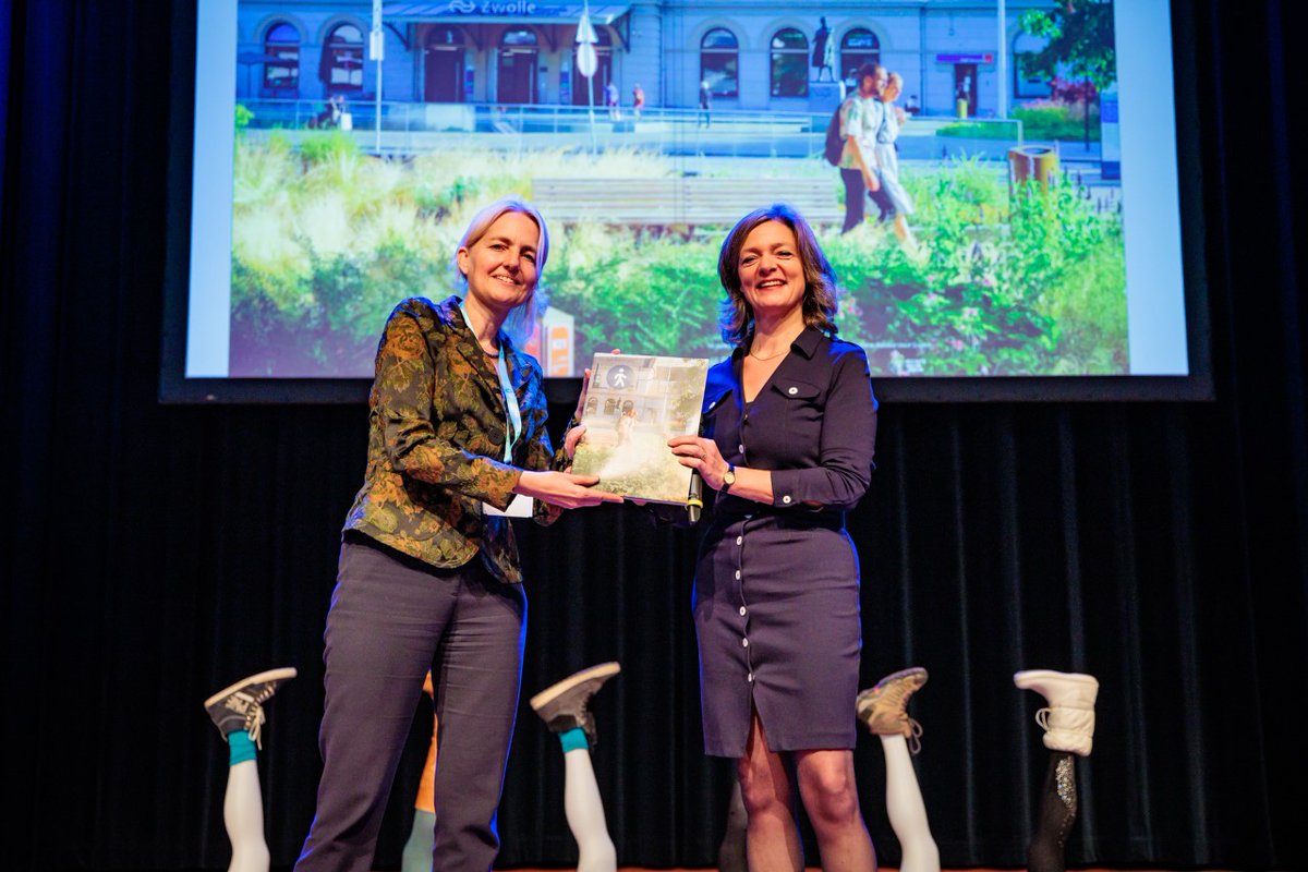 Nóg meer trots!💪 Donderdag op het #Nationaal #Voetgangerscongres lanceerden we na maanden keihard werken de 2e editie van magazine #LOPEN. <a href="/MartinedeVaan/">Martine de Vaan</a> overhandigt ‘m aan <a href="/GerdienRots/">Gerdien Rots</a> van <a href="/gemzwolle/">Zwolle</a>. Het is een prachtig magazine geworden, barstensvol interessante artikelen!💚