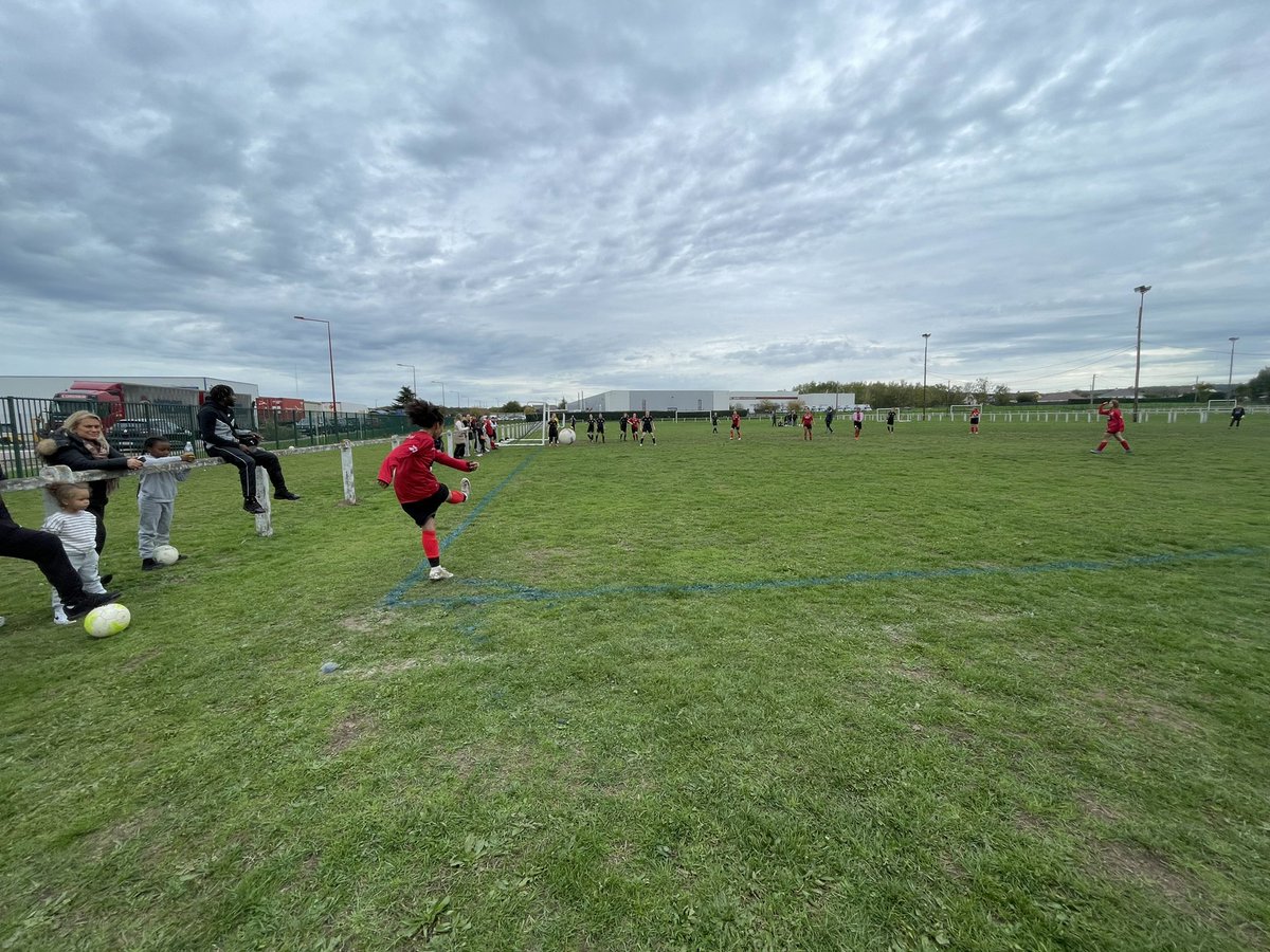 NadiaMezrar's tweet photo. Cet après-midi je suis allée voir jouer l’équipe féminine du #CSPfoot Caudebec Saint-Pierre foot club qui rencontrait Barentin à Saint-Pierre-lès-Elbeuf. Bravo aux joueuses du CSP l’un des 2 clubs de foot saint-pierrais avec l’ESP foot, qui n’ont pas démérité malgré la défaite https://t.co/q3H2BJymY0