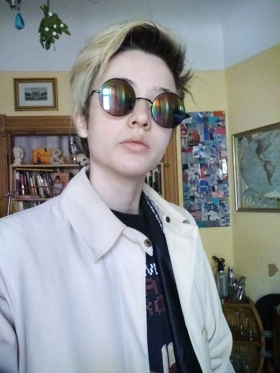 pixel_he_art's tweet photo. DC Vertigo vibes ✌️

Shirt reads "I survived the Newcastle exorcism and all I got was this lousy shirt" and is my own design https://t.co/lg9q6YpGm5